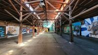 Vanhan asemamakasiinirakennuksen sisään on maalattu graffitteja 