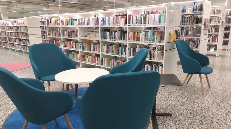 Kirjahyllyjä ja tuoleja Jämsän uudessa pääkirjastossa. 