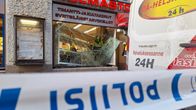 Lasitusliikkeen työntekijät vaihtavat särkynyttä ikkunaa Aleksanterinkadulla.