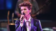 Maria Ylipää laulaa kappaleen Höstvisan Sinun tarinasi - Yle 90 -juhlalähetyksessä Musiikkitalolla 10.9.2016