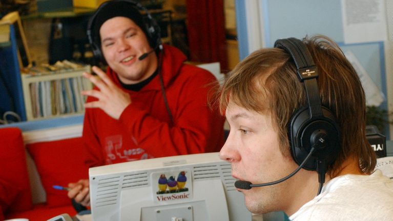 Kaksi juontajaa työskentelee radiostudiossa lähetyksen aikana.