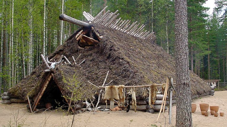 Kivikauden rakennus Saarijärven Kivikauden kylässä