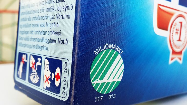 Joutsenmerkki konetiskiaine pakkauksen kyljessä