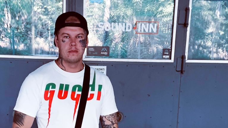 Roope Halinen, artistinimeltään E.N.R.P. (ei niin reipas poika) seisoo ulkona studion edessä.