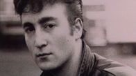 Mustavalkoinen kuva nuoresta John Lennonista.