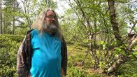 Tommi Andersson seisoo koivikossa aurinkoisella kelillä.