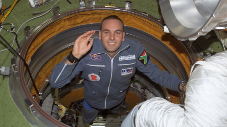 Mark Shuttleworth tervehtii valokuvaajaa kansainvälisellä avaruusasemalla.