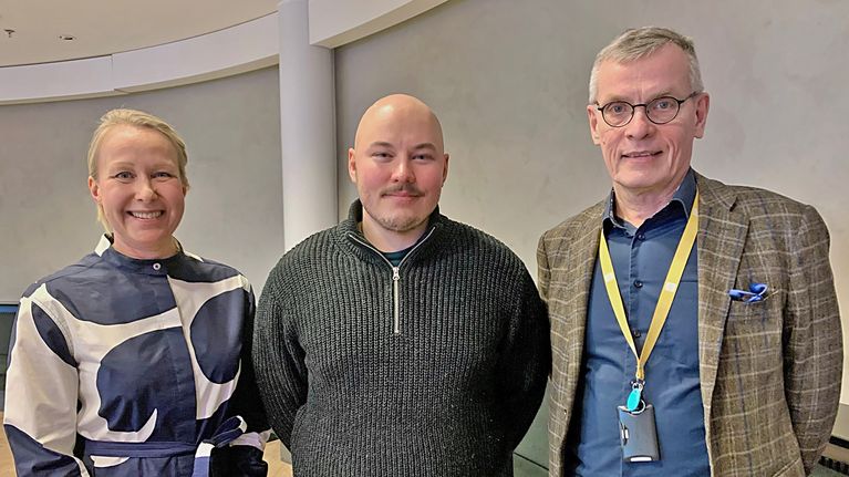 Nainen ja kaksi miestä seisomassa. Katri Kallio-Koski, Eero Hämäläinen ja Janne Yli-Äyhö. 