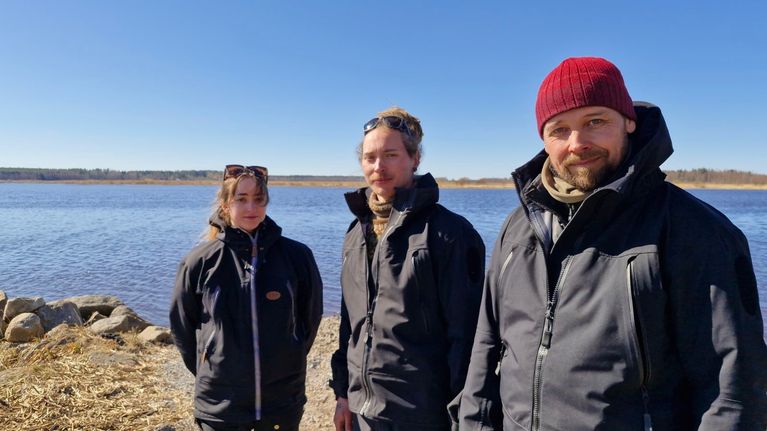 Pinja Karlsson, Johannes Sahlsten ja Markus Ahola seurasivat pyöriäisten vierailua Mustasaaressa.