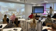 Oppilaita luokassa ja etäyhteyden kautta.