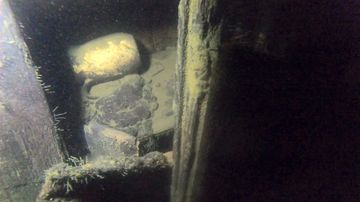 Vuonna 1943 uponneen Oulu 2 -hinaajan hylyssä oleva kannu. 