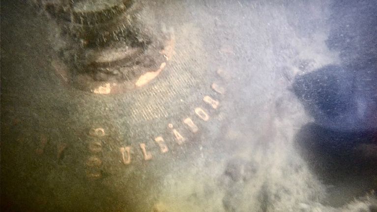 Vuonna 1943 uponneen Oulu2 hinaajan hylyn höyrymoottorin kansi meren pohjassa.