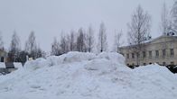 Lumivuori talvisella Mikkelin torilla, taustalla Mikkelin kaupungintalo. 