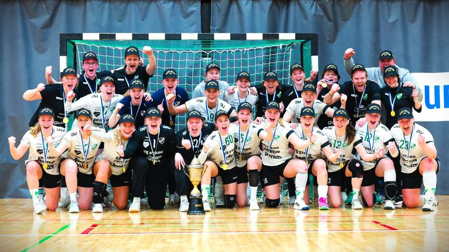 Grankulla IFK:s handbollsdamer i lagfoto efter att de vunnit FM-guld.