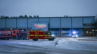 Ison hallin edessä on parkissa useita pelastusajoneuvoja.