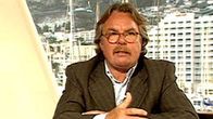 Keijo "Keke" Rosberg haastattelussa, taustalla Monacon taloja.