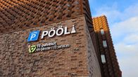 Tiiliseinä, jossa kohokirjaimilla tekstit Pööli ja TE-palvelut.