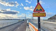 Trafikmärke som varnar för rörelsefogen på Kronbergsbron i Helsingfors. 
