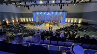Kuvassa yleisöstä päin kuvattuna Lappeenrannan urheilutalo. Yleisössä näkyy muun muassa sotaveteraaneja ja lottia.
