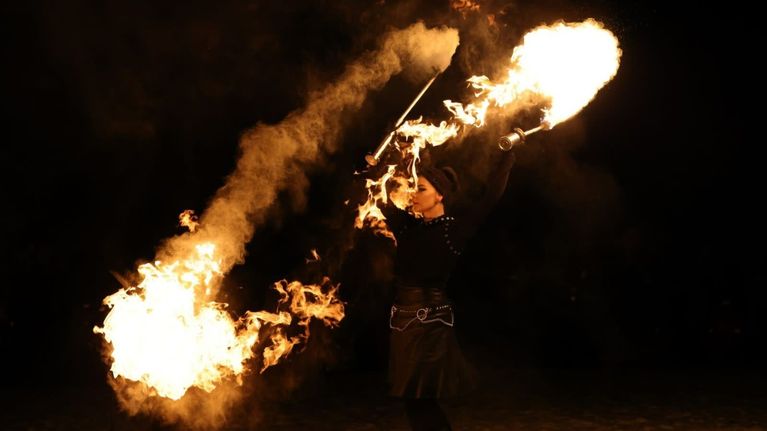 Tulitaiteilija Primal Flame ja tulinäytös. Liekkejä. 