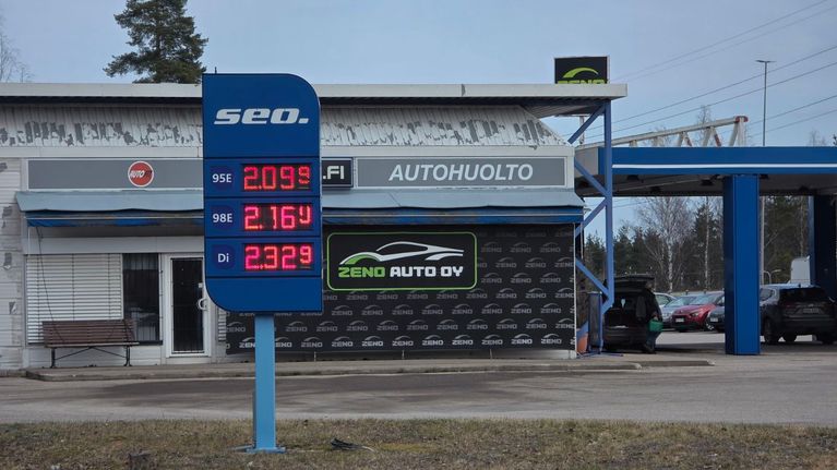 Lappeenrannan Joutsenon SEO-huoltoasemalla bensan hinta oli torstai-aamuna kolme euroa. Iltapäivällä otetussa kuvassa hinta jo tasaantunut. 