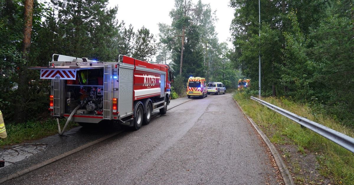 Kaksikerroksinen paritalo paloi asuinkelvottomaksi Vantaalla