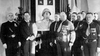 IKL med ledaren Vihtori Kosola tar emot en byst av den italienska diktatorn Benito Mussolini.