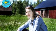 Nina Simonen talonsa pihassa.