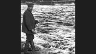 Juhani Aho kalastaa Huopanankoskella vuonna 1912. Kuvan on ottanut hänen hyvä kalakaverinsa, asemapäällikkö Rudolf Ahonius.