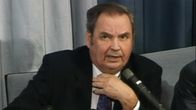 Paavo M. Petäjä Lahden MM-hiihtokisojen tiedotustilaisuudessa 2001.