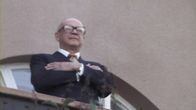 Urho Kekkonen Tamminiemen parvekkeella 75-vuotissyntymäpäivänsä aamuna.