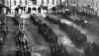 Valkokaartilaisia riveissä rakennuksen pihalla (1918).