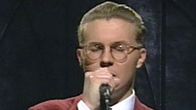 Sauli Lehtonen laulaa silmät suljettuina.