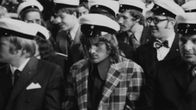 Risto Kauppila istuu ylioppilasjuhlassa 1972.