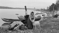 Kolttien leudd- ja käsityöperinteen taitaja Domna Sanila (1911–2003) lampaineen Sevettijärven Ukonselän rannass
