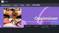 Yle Oppimisen kuvake tai logo Areenassa, päällä kuva koululaisesta jolla kännykkä kädessä
