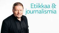 Kuvassa mies mustassa paidassa katsoo kameraan.