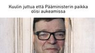 Miehen kasvot katsovat oven välistä.