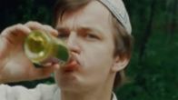 Jaakko Kolmonen juo limsaa totisen näköisenä.