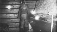 Kekriukko tuvan uunin kupeessa, Konginkankaalta siirretty Niemelän torppa Seurasaaren ulkomuseossa