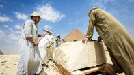 Kaksiosainen dokumentti seuraa Gizan pyramidin arkeologisia tutkimuksia.