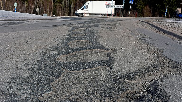 Gropar i vägen - kan du få ersättning om bilen går sönder ...
