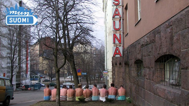 Miehiä ulkona saunasta