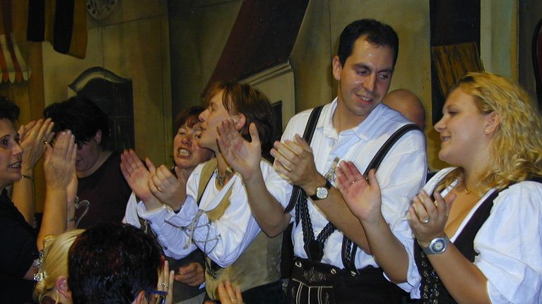 Kansallispukuisia saksalaisia Oktoberfestillä v. 1999.