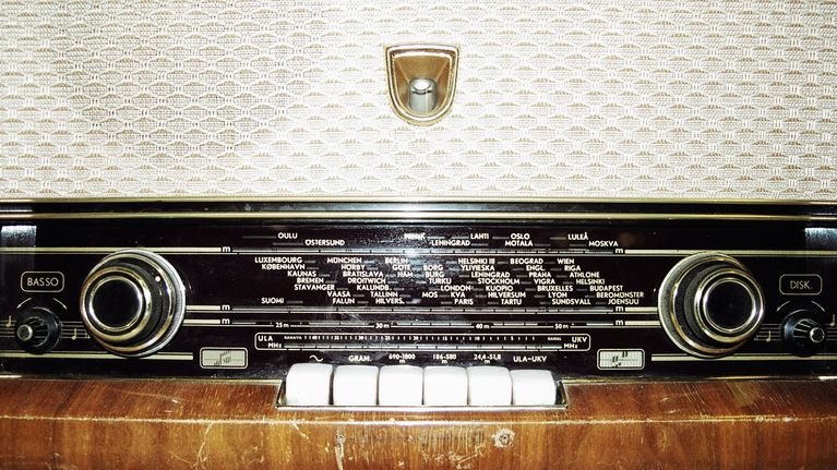 Vanhan putkiradion etupaneeli säätimineen.