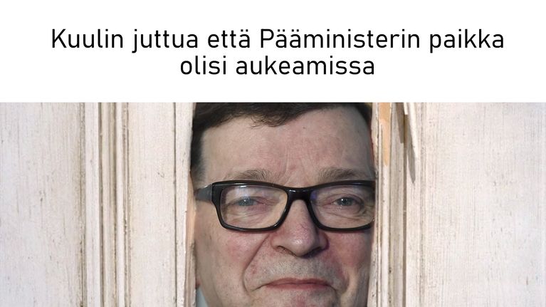 Miehen kasvot katsovat oven välistä.