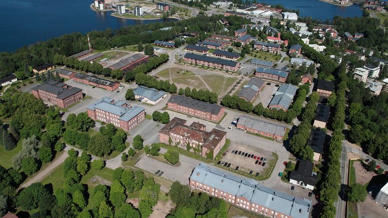 Ilmakuva kesäisestä Lappeenrannan Rakuunamäestä.