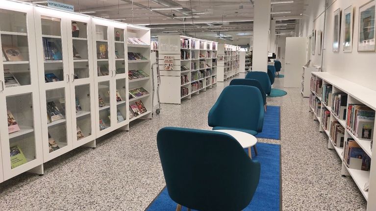 Kirjahyllyjä sekä tuoleja ja pöytiä Jämsän uudessa pääkirjastossa. 