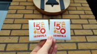 Humppilan 150-vuotisjuhlan kunniaksi ostetut kondomit on paketoitu loimaalaisen taiteilija Jenna Laaksovirran koristelemaan koteloon.