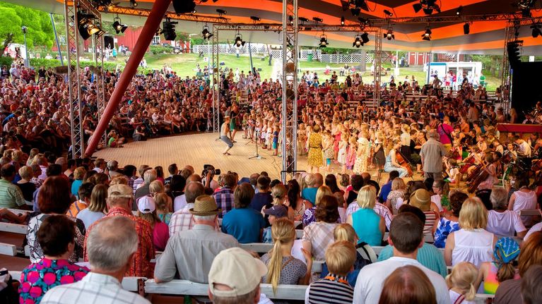 Kaustisen festivaalien Mukulamatinea, lavalla 350 lasta opettajineen.
